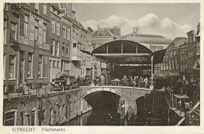 1537 Gezicht op de Oudegracht met de Kalisbrug te Utrecht met links de Zoutmarkt en rechts de Vismarkt.